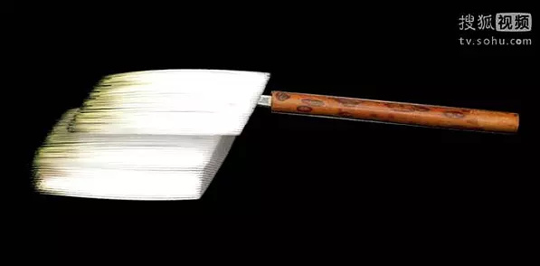 用蓋筆刀挑出所需的一層毛片。