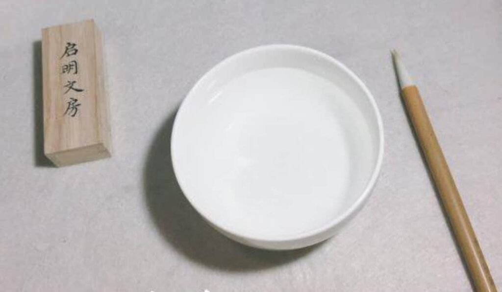 新買毛筆後，準備一小碗水，冬天的話用溫水，手感略溫即可，夏天就用常溫的就行。