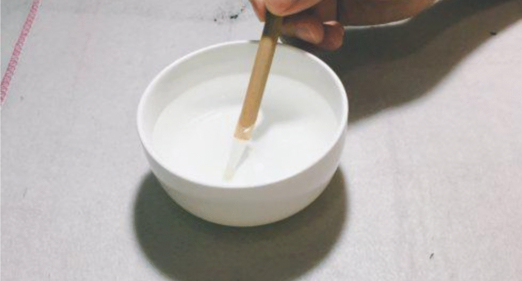 讓毛筆的整個筆頭都沒入水中