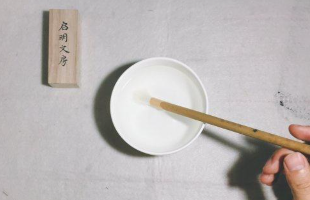 讓筆頭接觸碗底