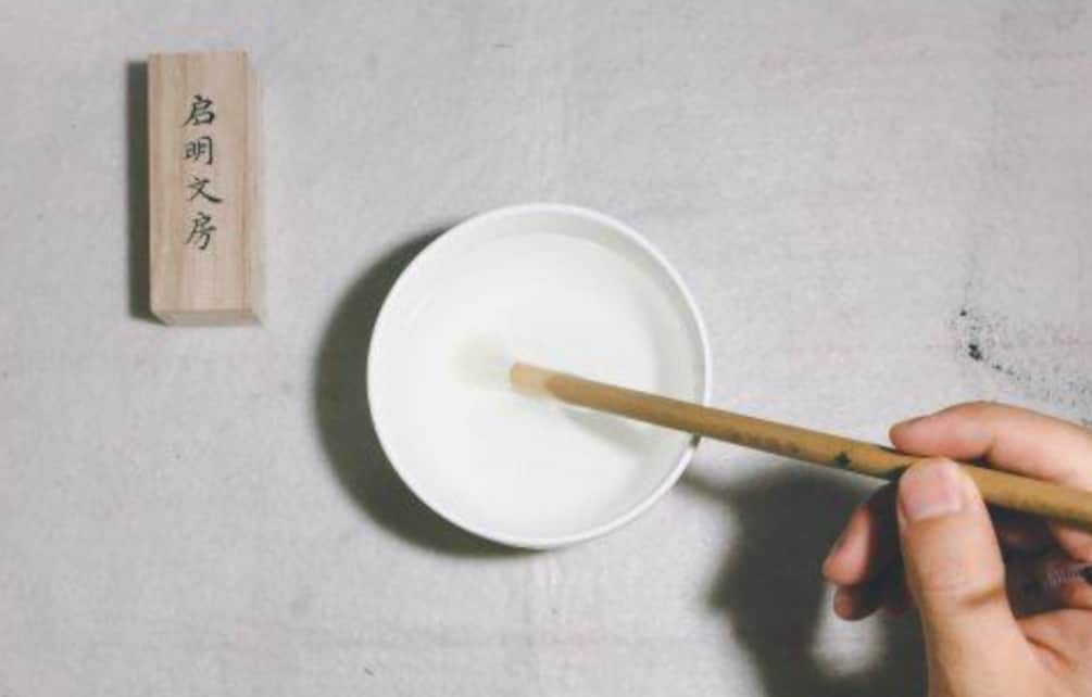 重複第一至第五步,直到新毛筆徹底發開了，筆毛上粘筆的膠質洗幹淨了，再用紙巾吸掉多餘的水分即可蘸墨使用。