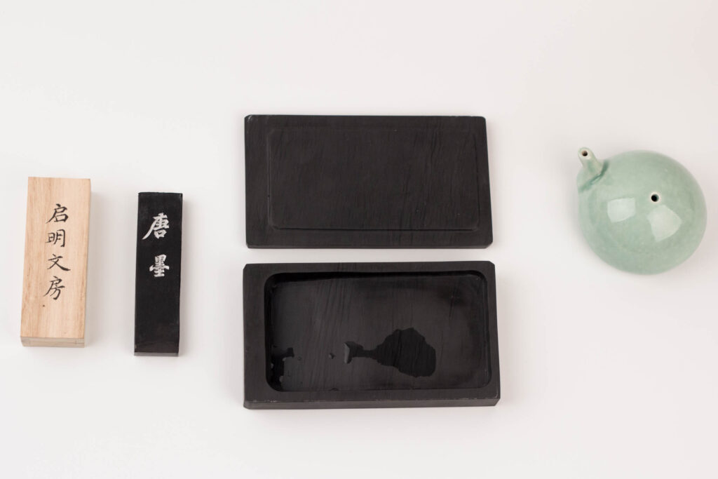 用墨塊磨墨的時候，我們通常需要準備三樣東西