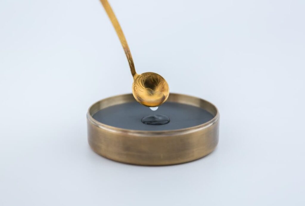 用水盂勺從水盂中舀水然後加到墨汁裏以稀釋墨汁