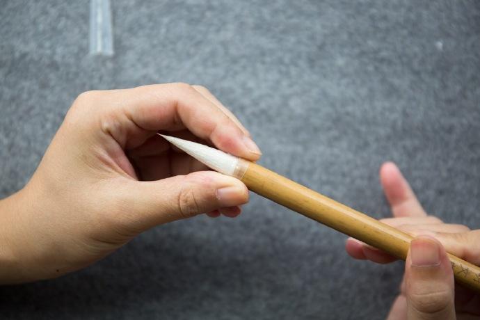 筆帽完全套在筆膛處