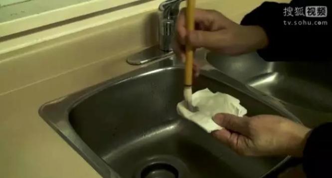 把毛筆在餐巾紙上來回拉開