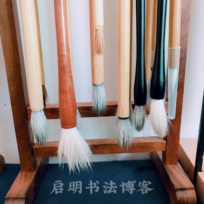 懸掛在筆掛上晾幹