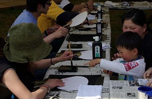 日本人至今仍保留懸肘書寫的習慣
