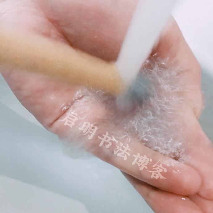 把手窩成一個小窩狀