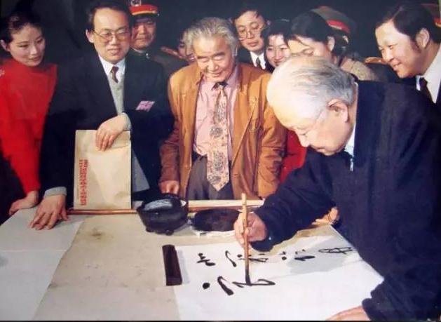 啟功先生懸肘書寫